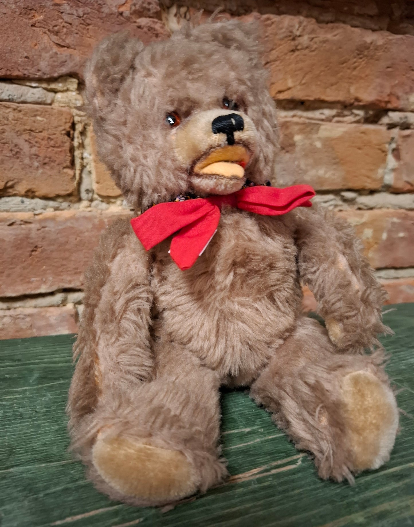 Offener Mundbär mit rotem Bogen