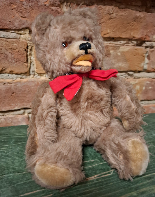 Offener Mundbär mit rotem Bogen