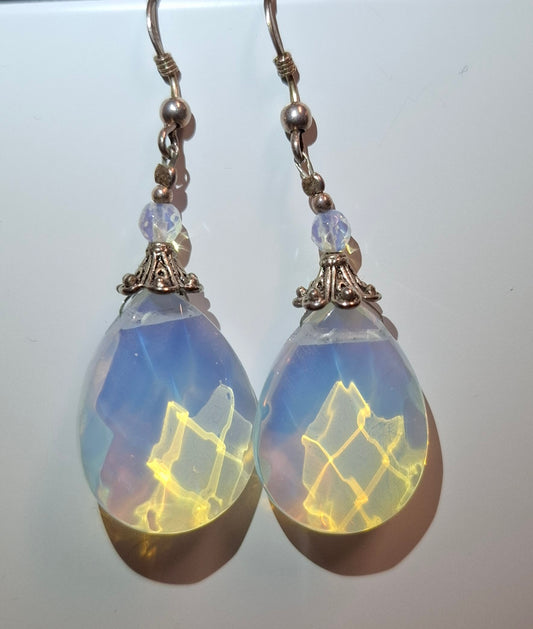 Hängeohrringe aus Mondstein und Silber