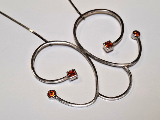 Elegante Vintage-Silberkette mit orangefarbenem Strass