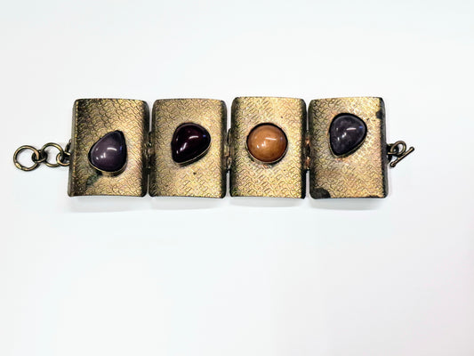 Retro-Armband mit großer Metallplatte und Farbdetails