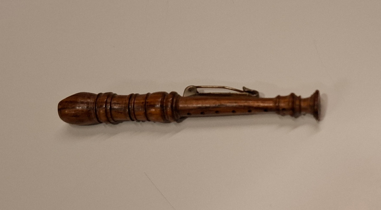 Vintage geschnitzte Blockflötenbrosche aus Holz
