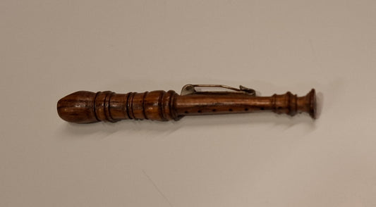 Vintage geschnitzte Blockflötenbrosche aus Holz