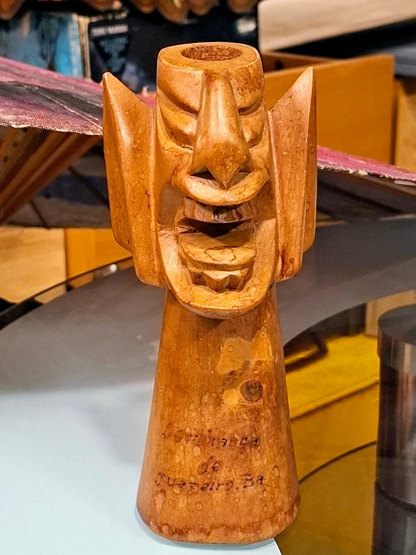 Kerzenhalter aus Holz mit geschnitztem Gesicht aus Spanien