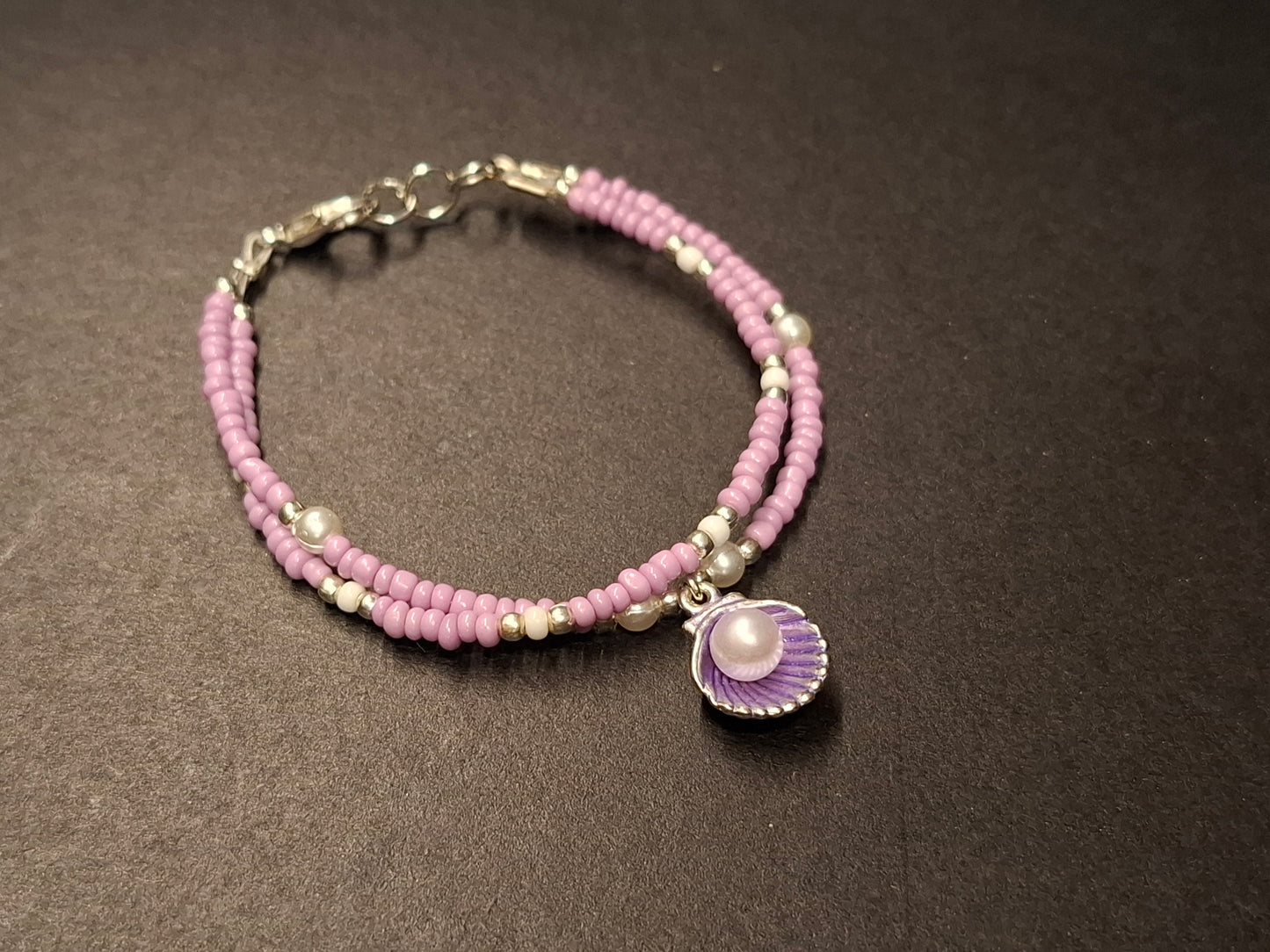Lila Muschelarmband