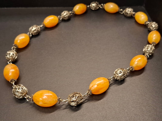 Vintage-Halskette aus bernsteinfarbenem Kunststoff und filigranen Perlen