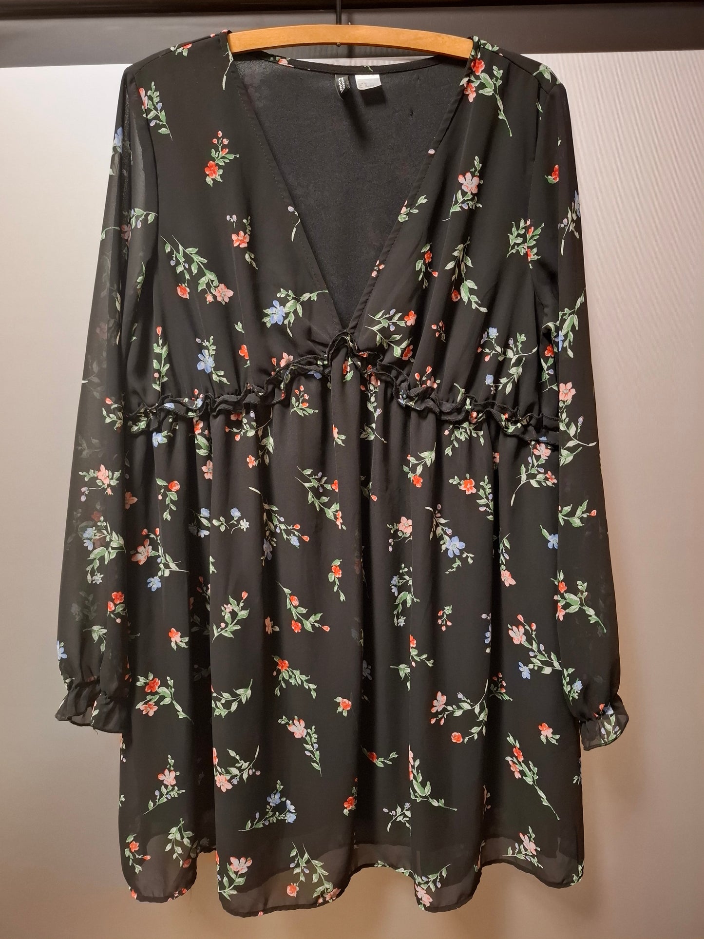 Schwarzes Rüschenkleid mit Blumenmuster