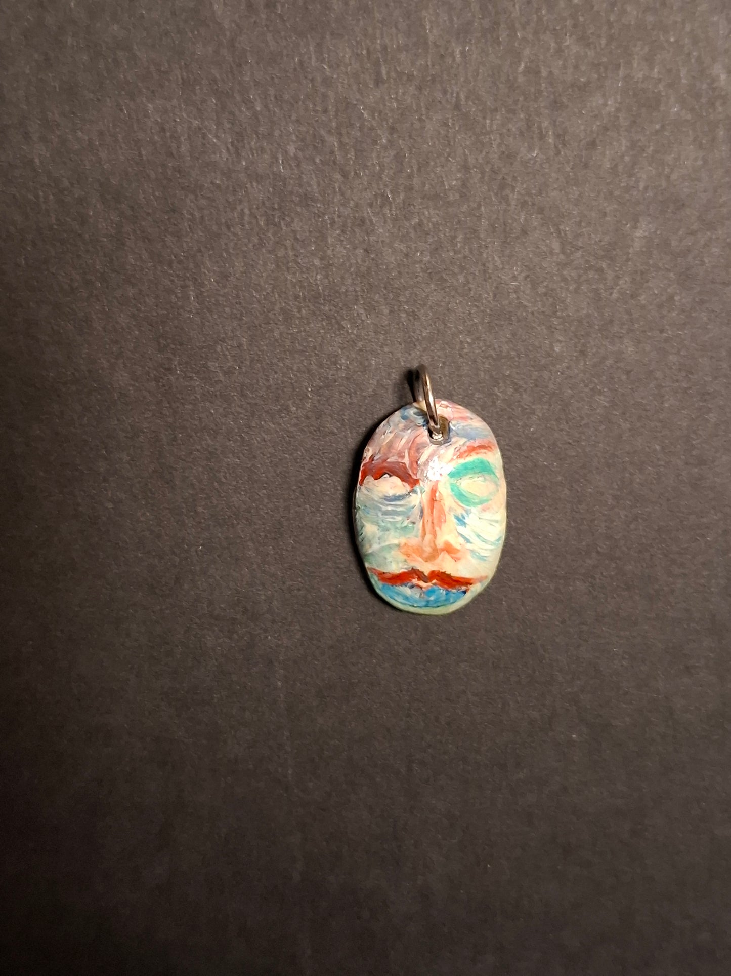 Anhänger mit buntem Gesicht