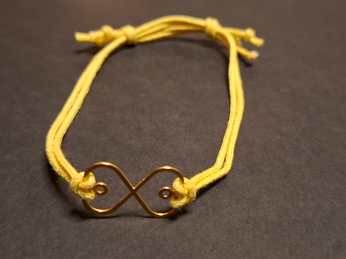 Gelbes Schnurarmband mit Unendlichkeit