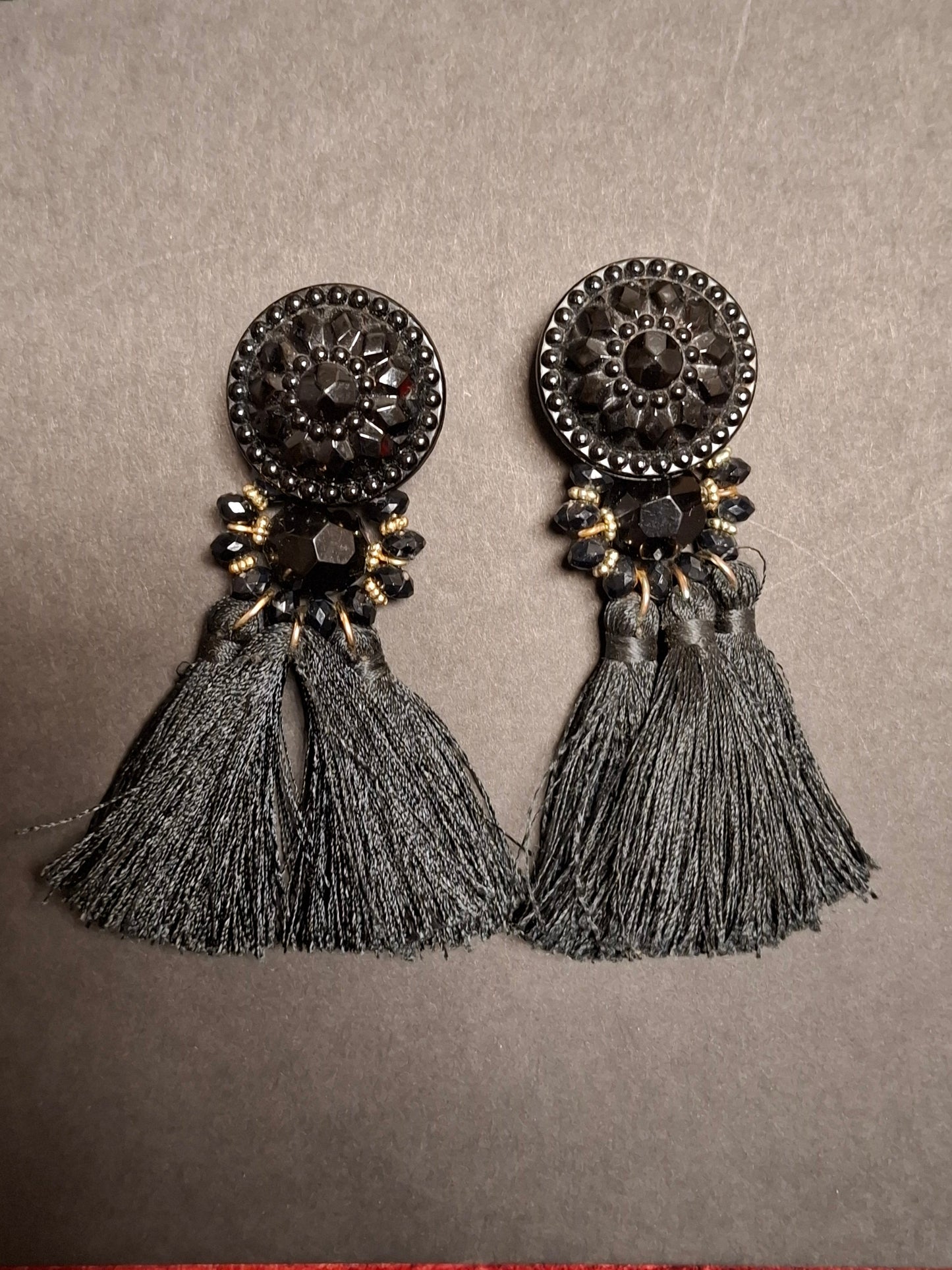 Schwarze Büschelohrringe