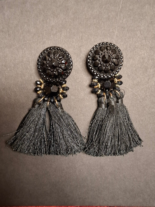 Schwarze Büschelohrringe