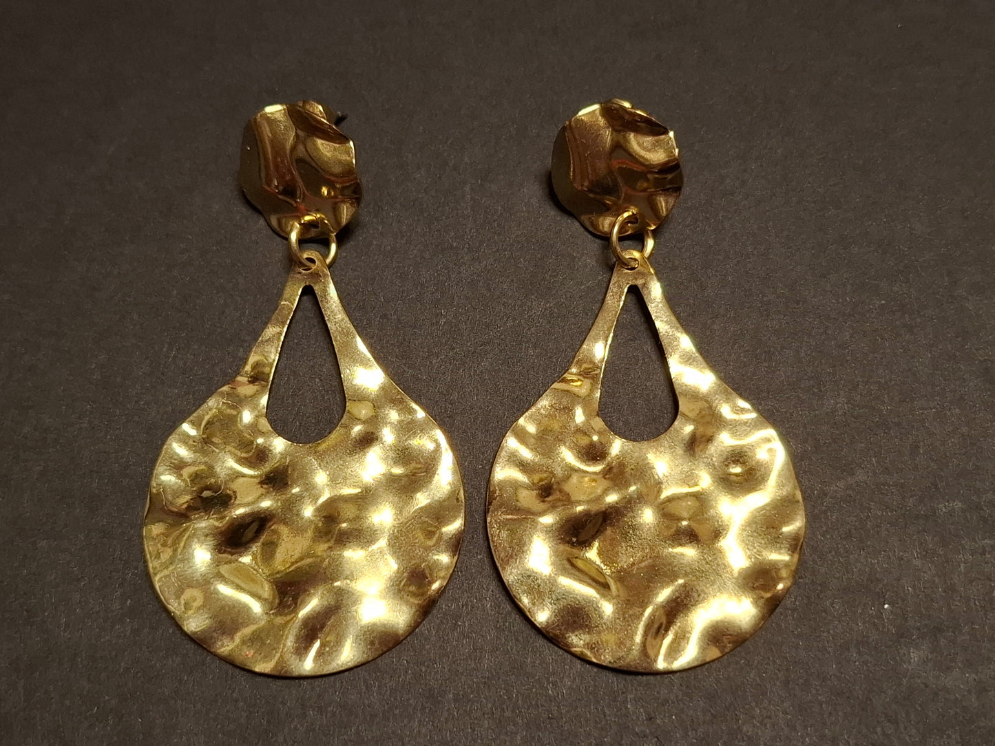 Tropfenförmige Metallohrringe