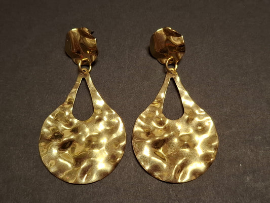 Tropfenförmige Metallohrringe