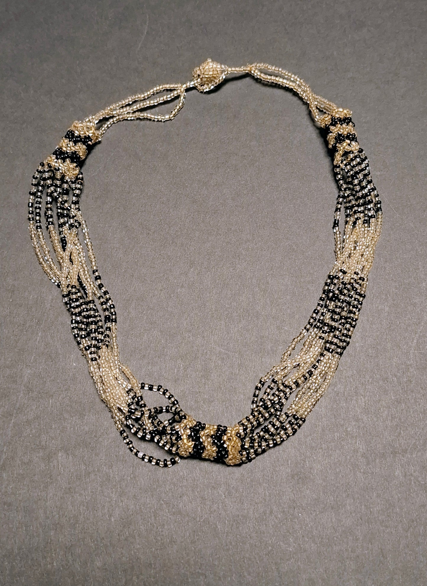 Schwarze, klare Perlenkette mit mehreren Strängen