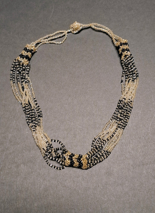 Schwarze, klare Perlenkette mit mehreren Strängen