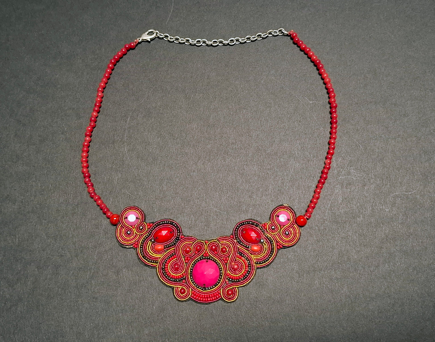 Rote Halskette mit besticktem Perlenmix