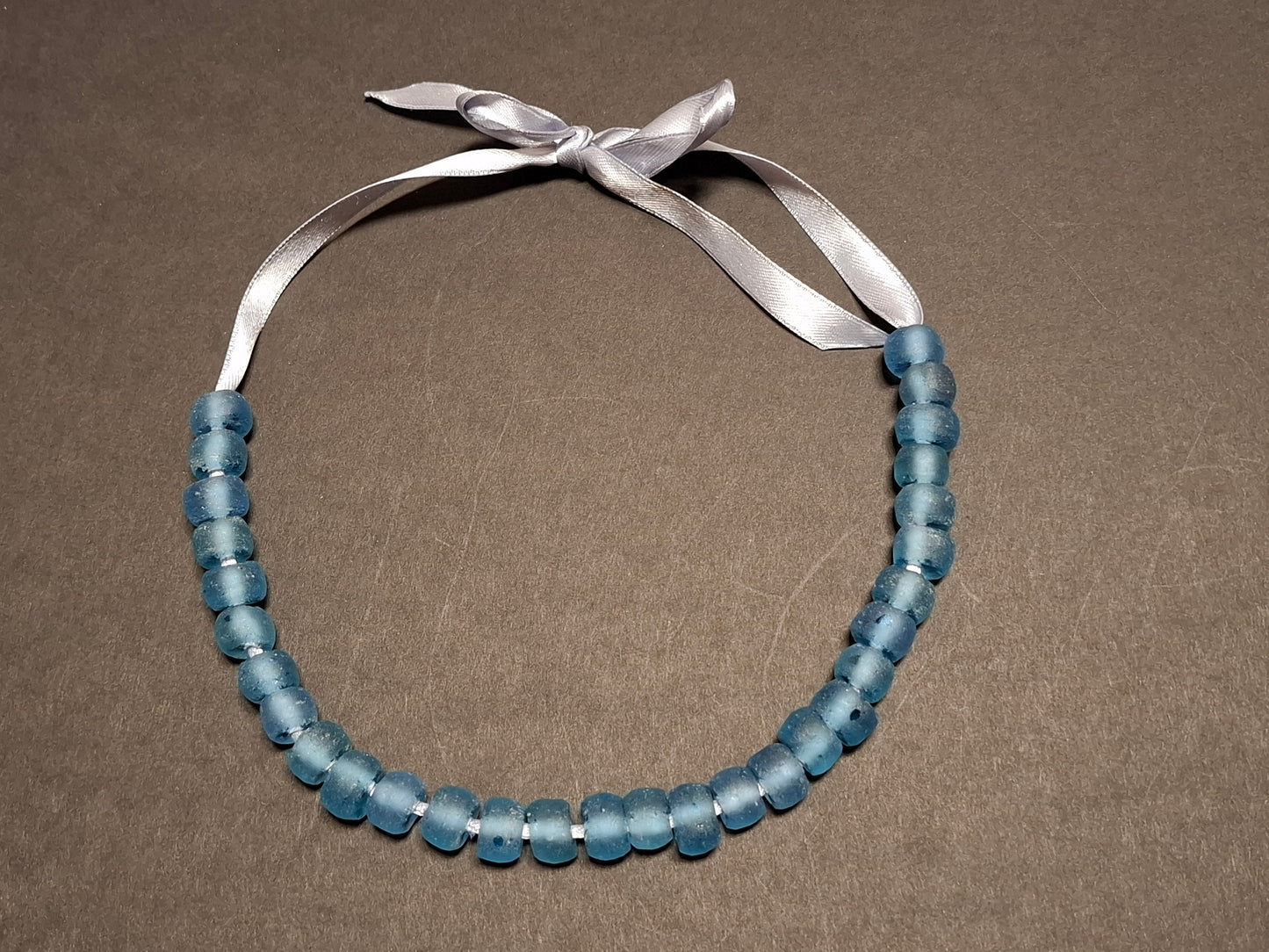 Blaue Seeglasperlen-Bandkette