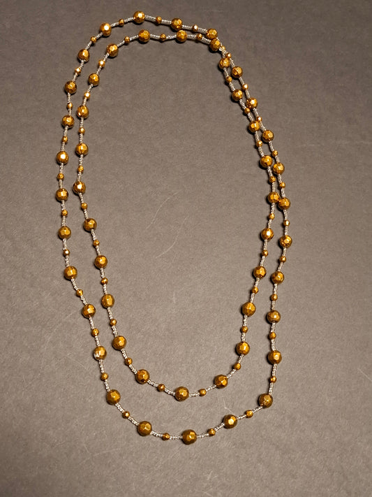 Lange, goldene, funkelnde Halskette