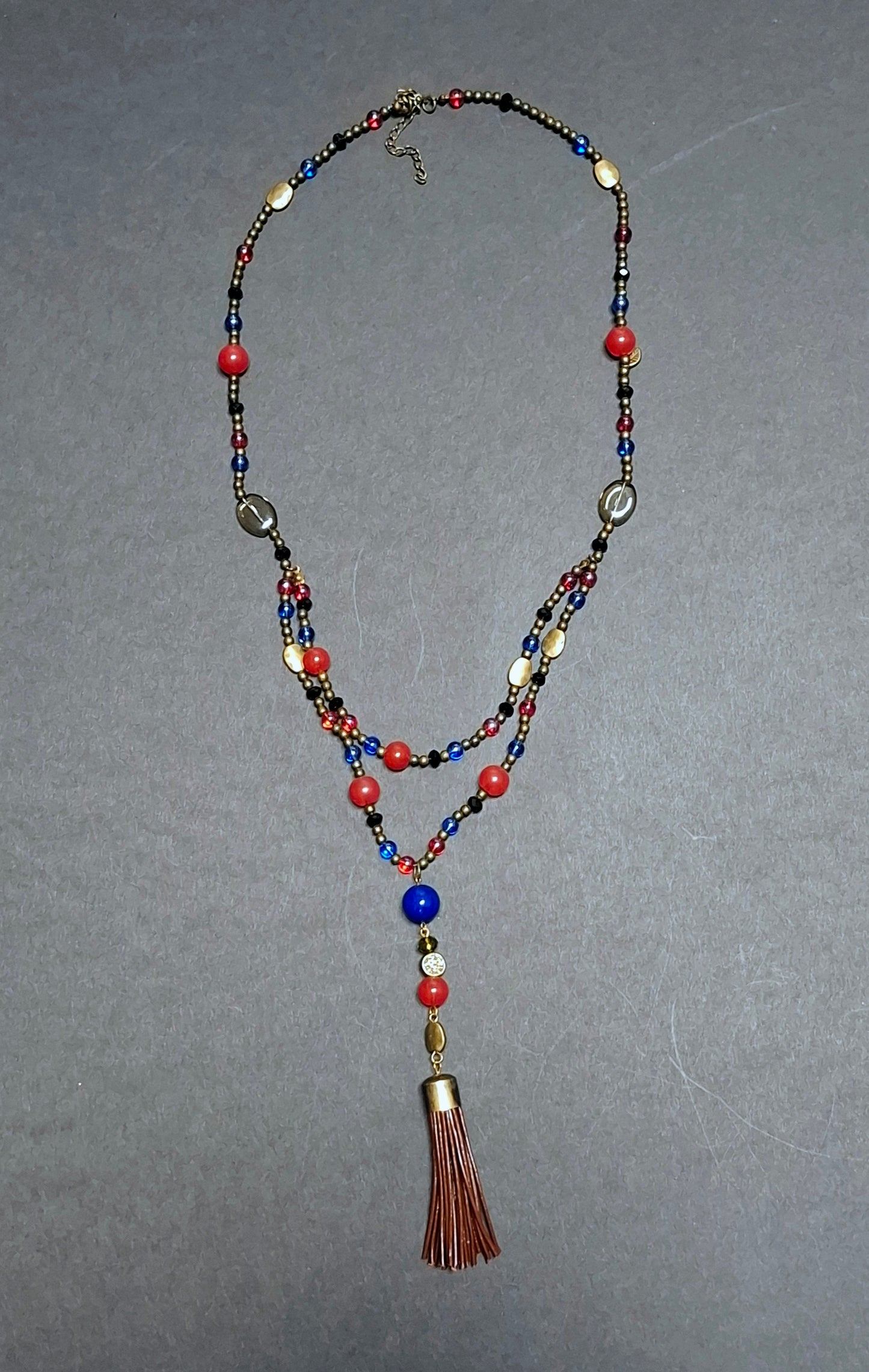 Bunte Halskette mit Quaste