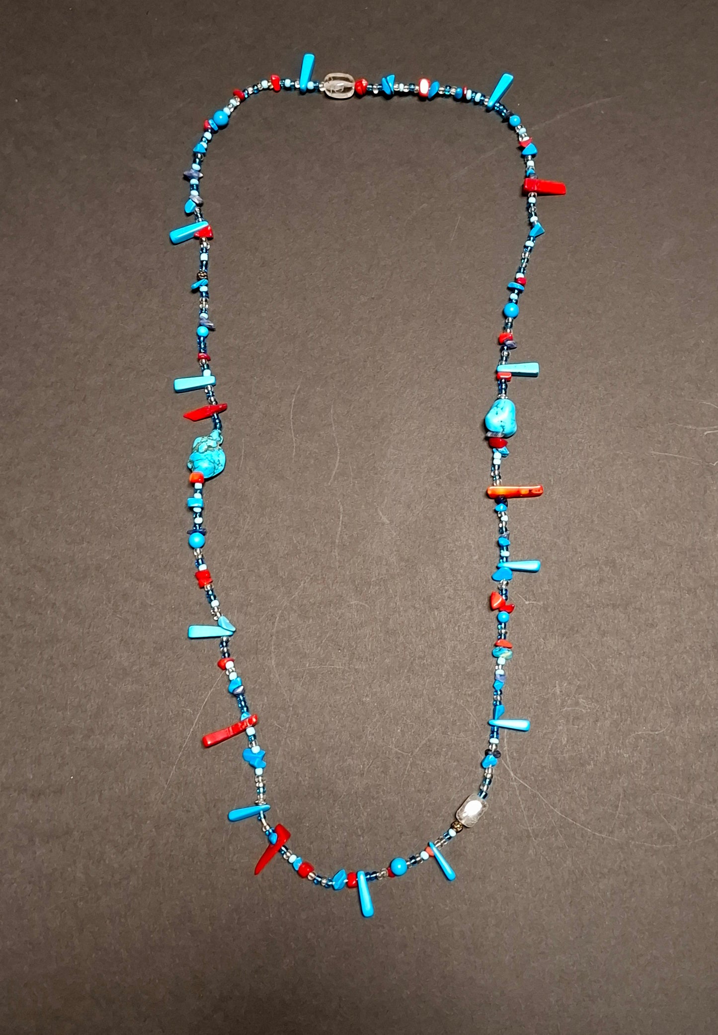 Lange bunte Perlenkette