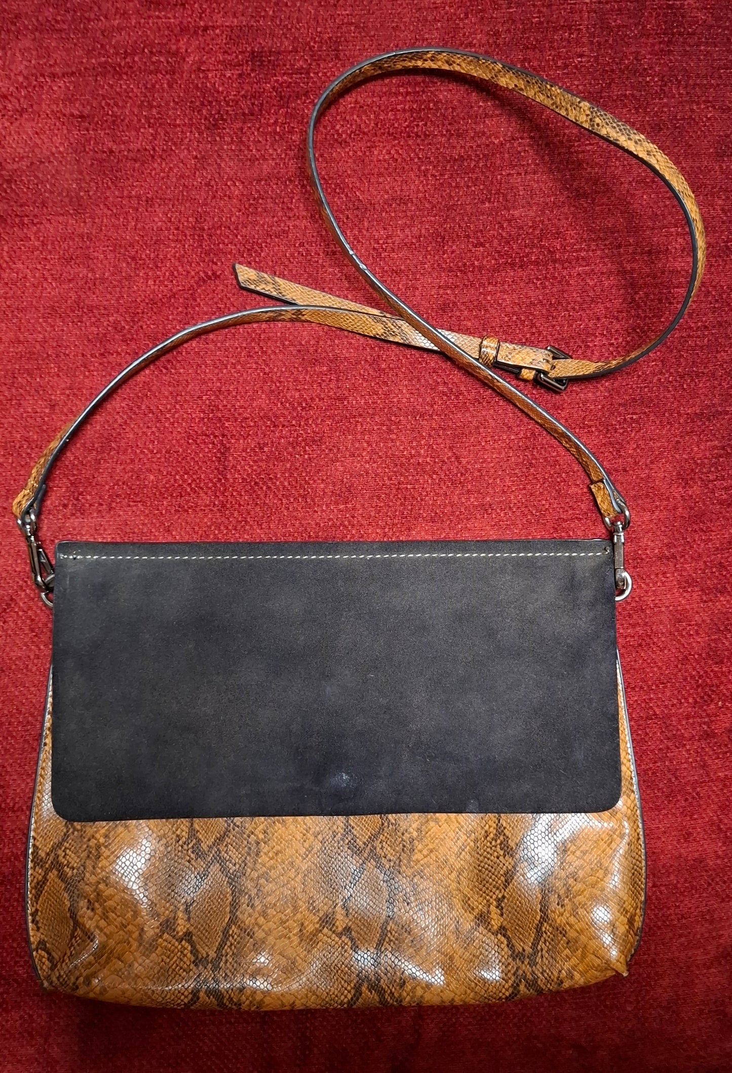 Handtasche aus Leder in Schlangenhautoptik von Zara