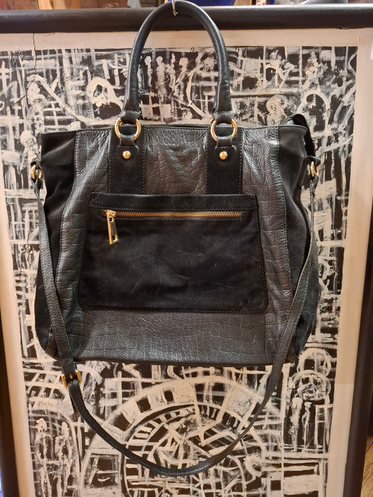 Schwarze Handtasche aus Wildleder-Mix mit rotem Innenfutter