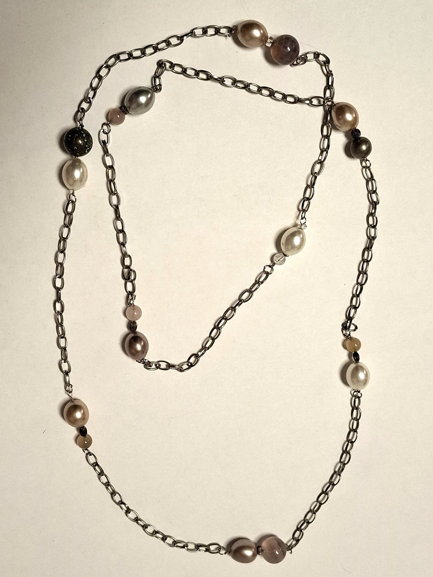 Lange, interessante Kette mit Perlen