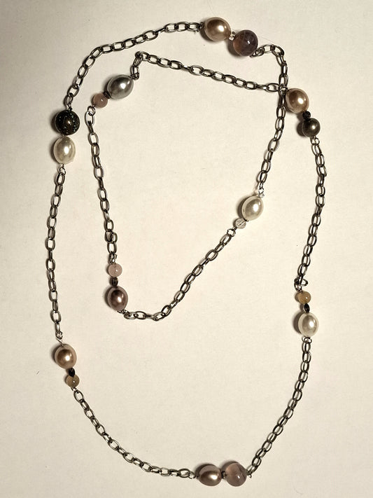 Lange, interessante Kette mit Perlen