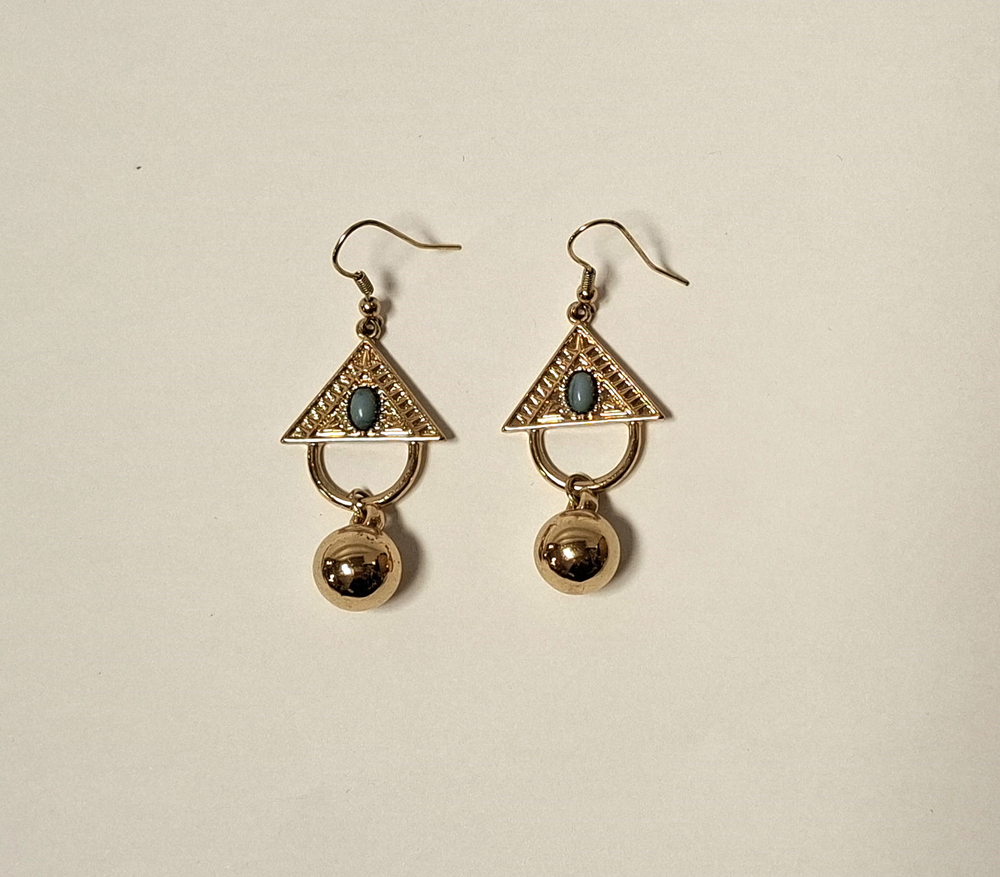 Dreieck- und Kugelohrringe