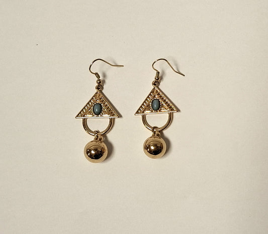 Dreieck- und Kugelohrringe