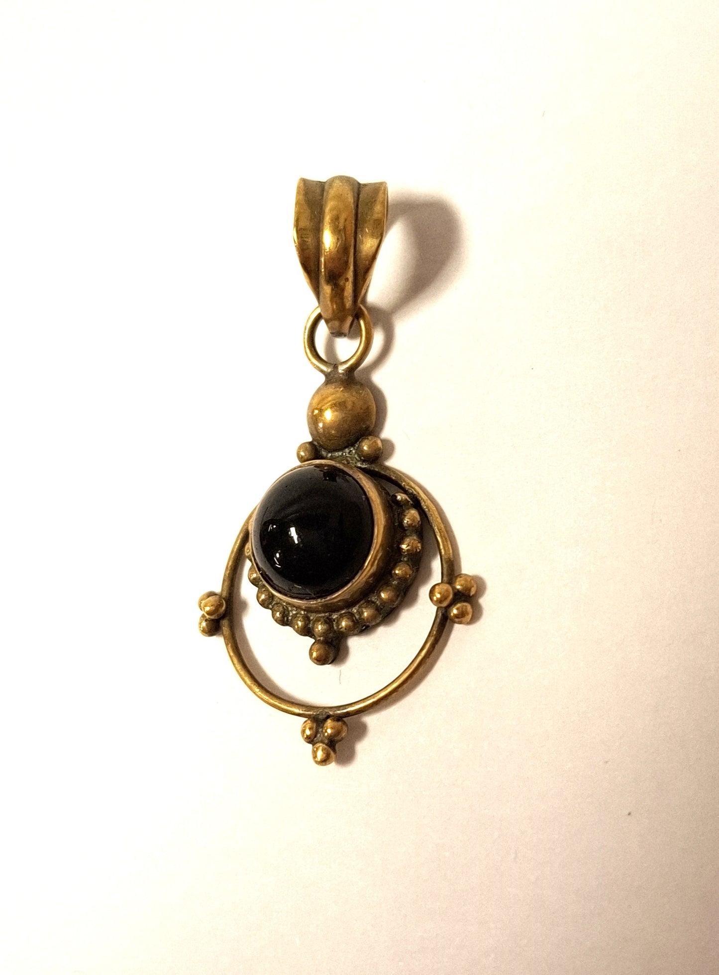 Anhänger aus Messing mit Onyx