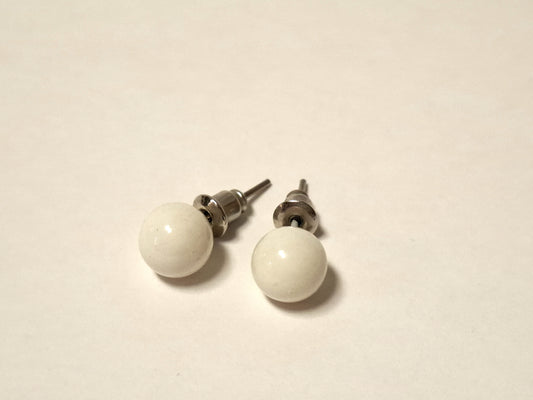 weiße Kugelohrringe