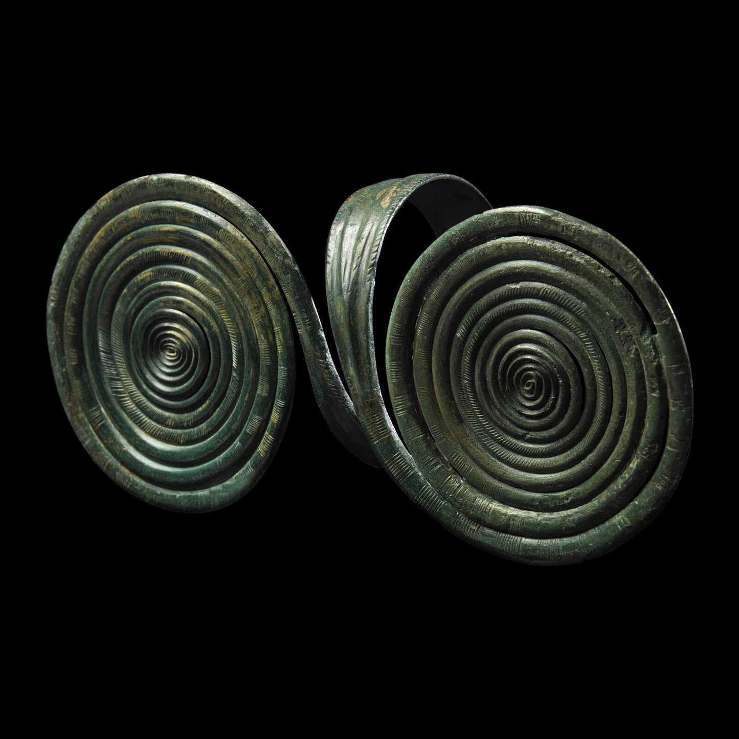 Grosser reich verzierter Armreif mit Endspiralen, Bronzezeit