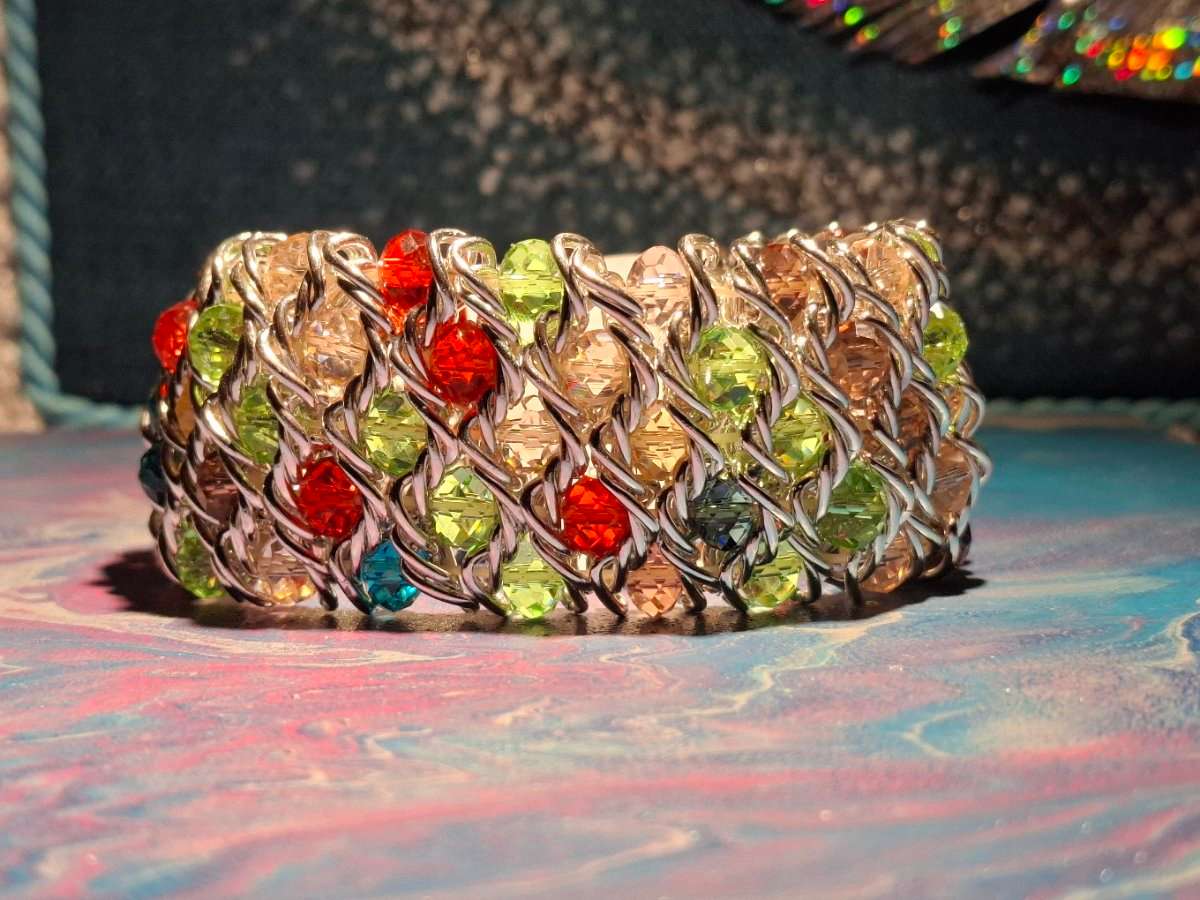 Buntes, gewebtes Perlenarmband