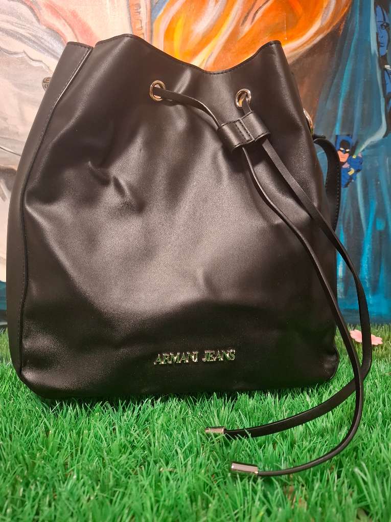 ARMANI JEANS SCHWARZE HANDTASCHE MIT ROTEM FUTTER