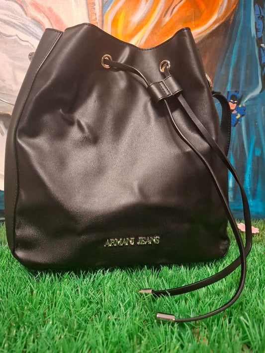 ARMANI JEANS SCHWARZE HANDTASCHE MIT ROTEM FUTTER