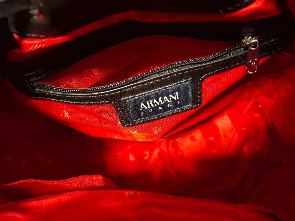 ARMANI JEANS SCHWARZE HANDTASCHE MIT ROTEM FUTTER