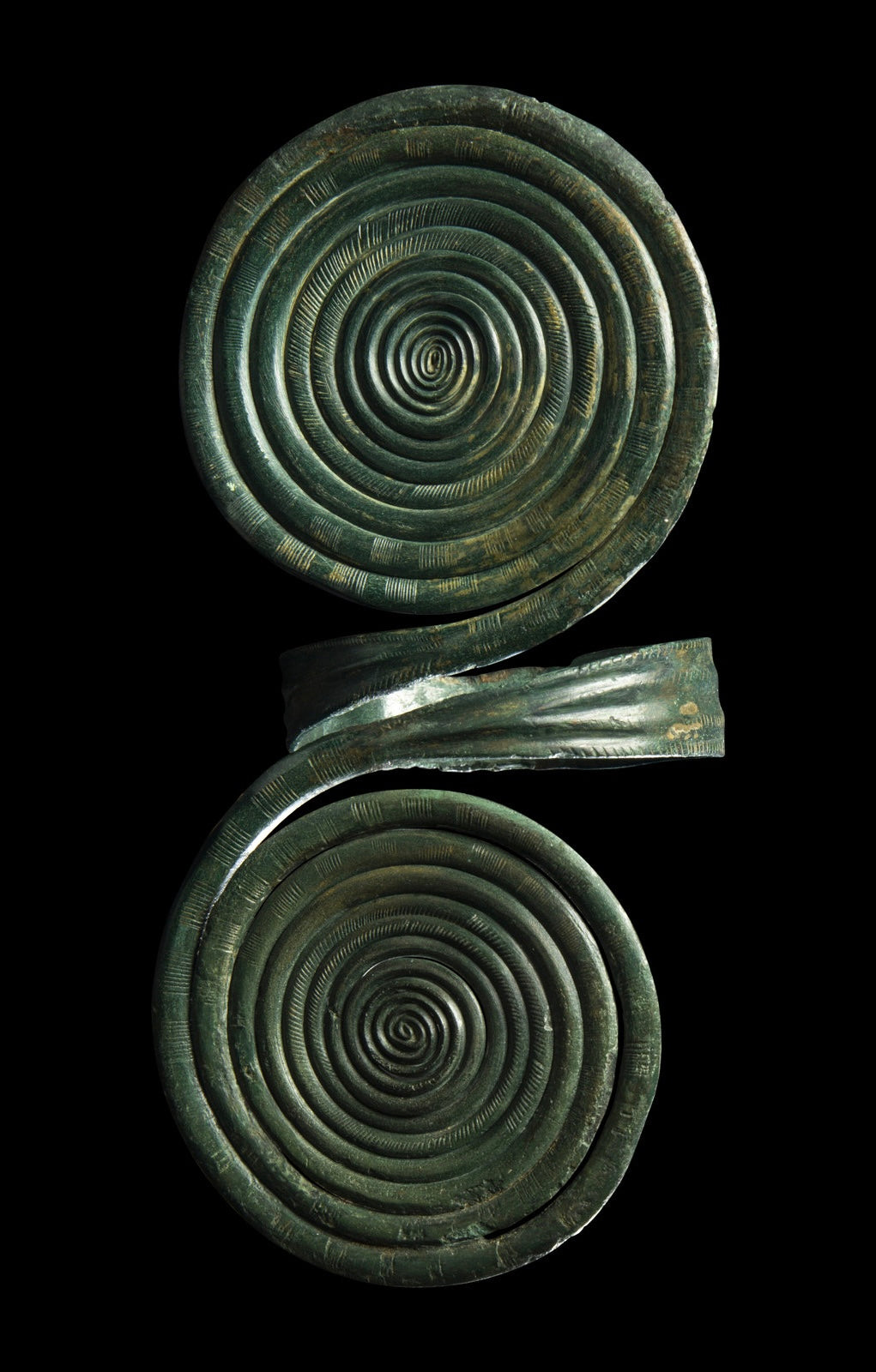 Grosser reich verzierter Armreif mit Endspiralen, Bronzezeit