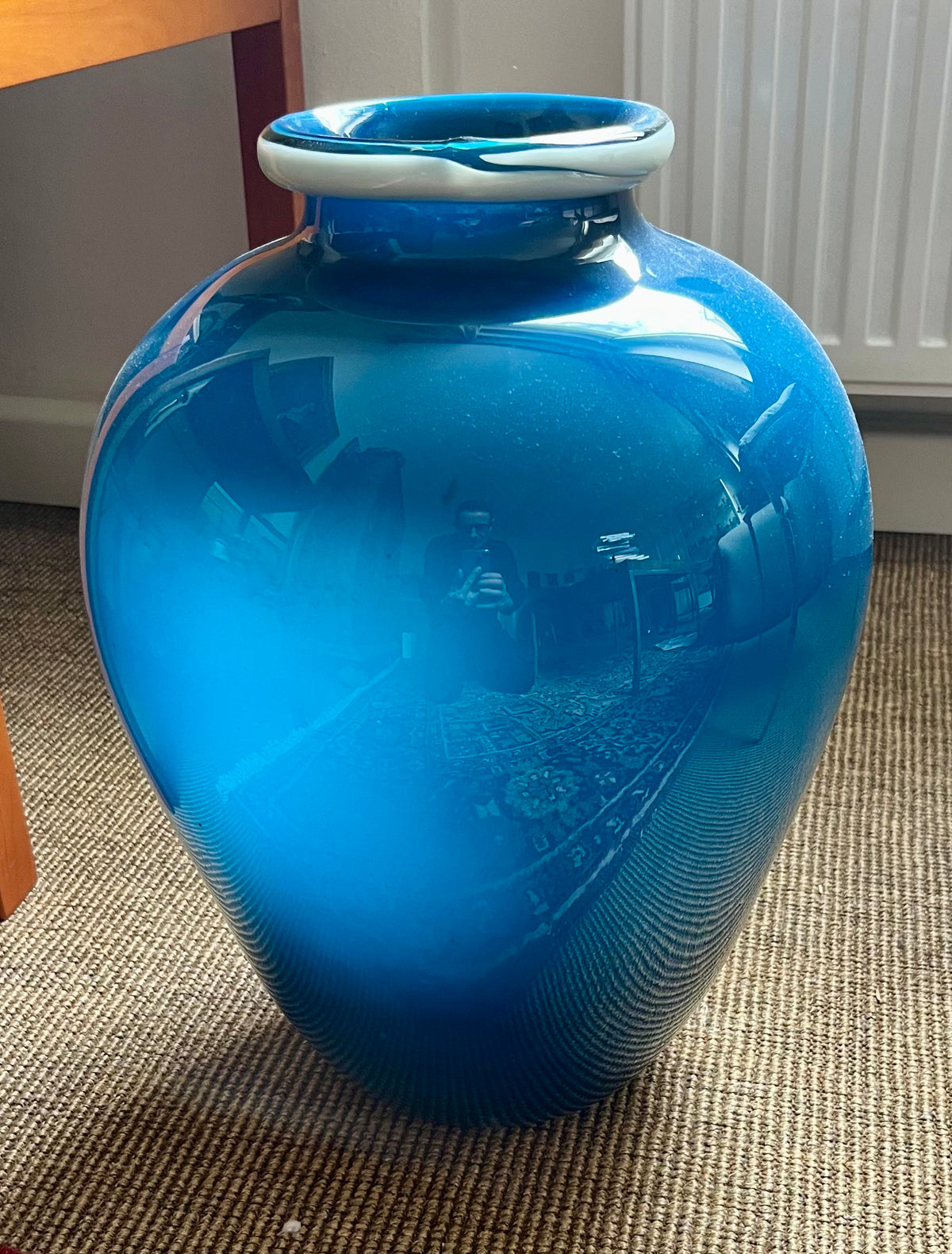 Venini Murano – große blaue Glasvase mit weißem Rand