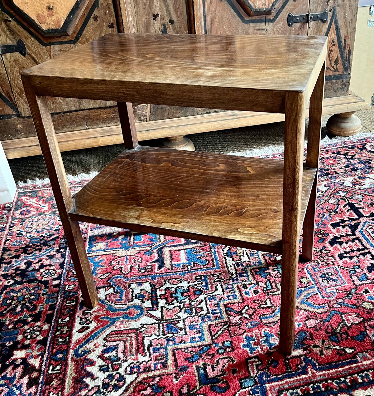 Vintage-Beistelltisch aus Vollholz mit Ablage – Mid-Century-Stil