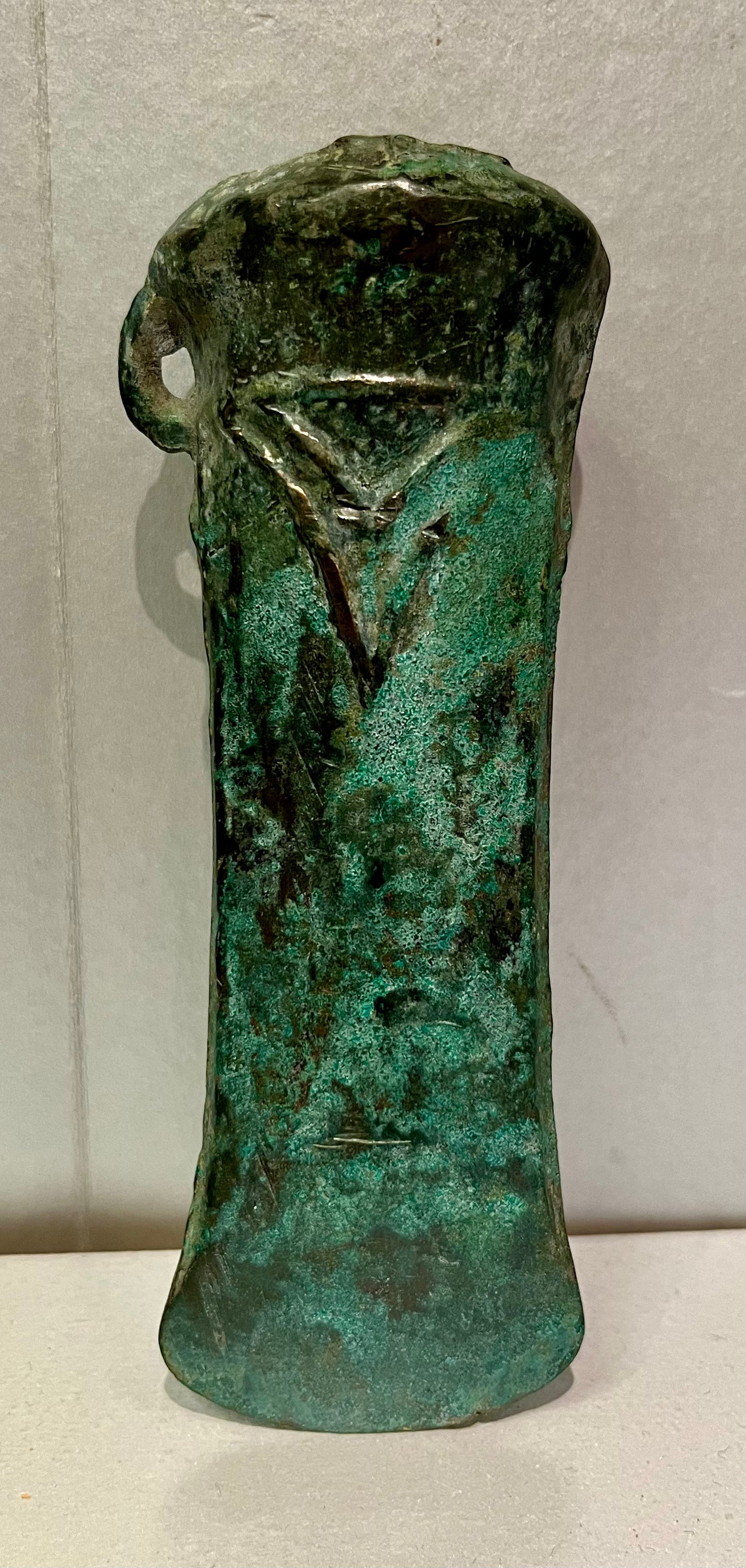 Massives Tüllenbeil verziert