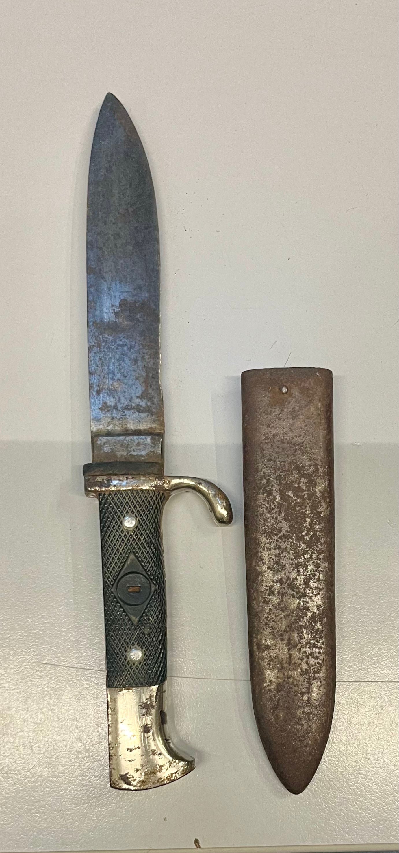 Fahrtenmesser mit Scheide und strukturiertem Griff