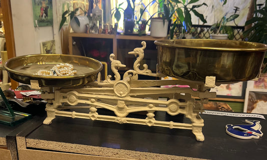 Vintage Waage mit Gewichten