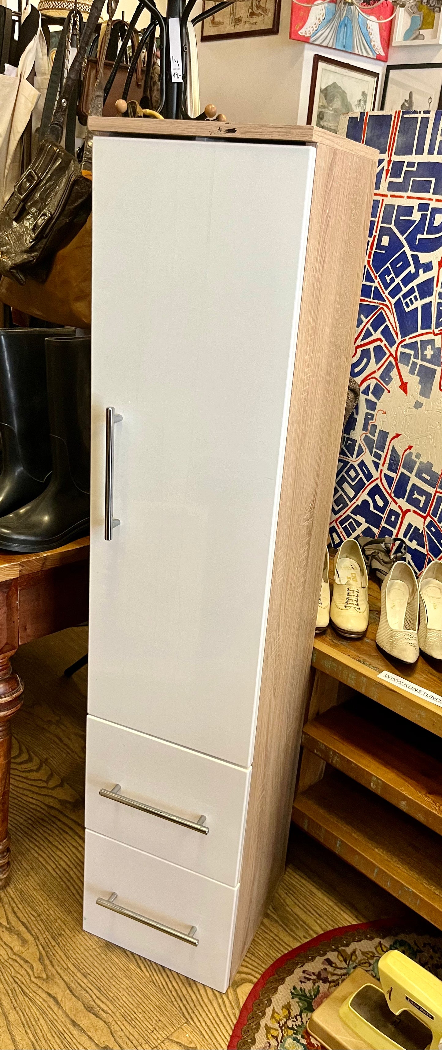 Vintage Hochschrank – Weiße Fronten, Holzdekor-Korpus, Chromgriffe