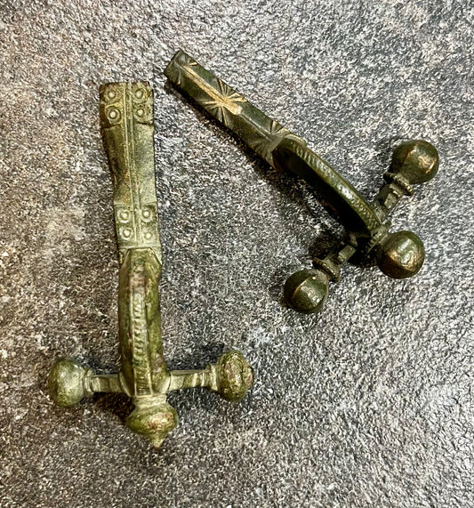 2 große römische Zwiebelknopffibeln – Konvolut