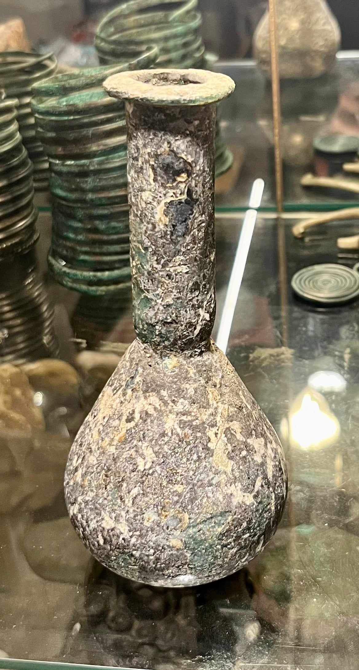 Carnuntum römische Glasflasche ungereinigt