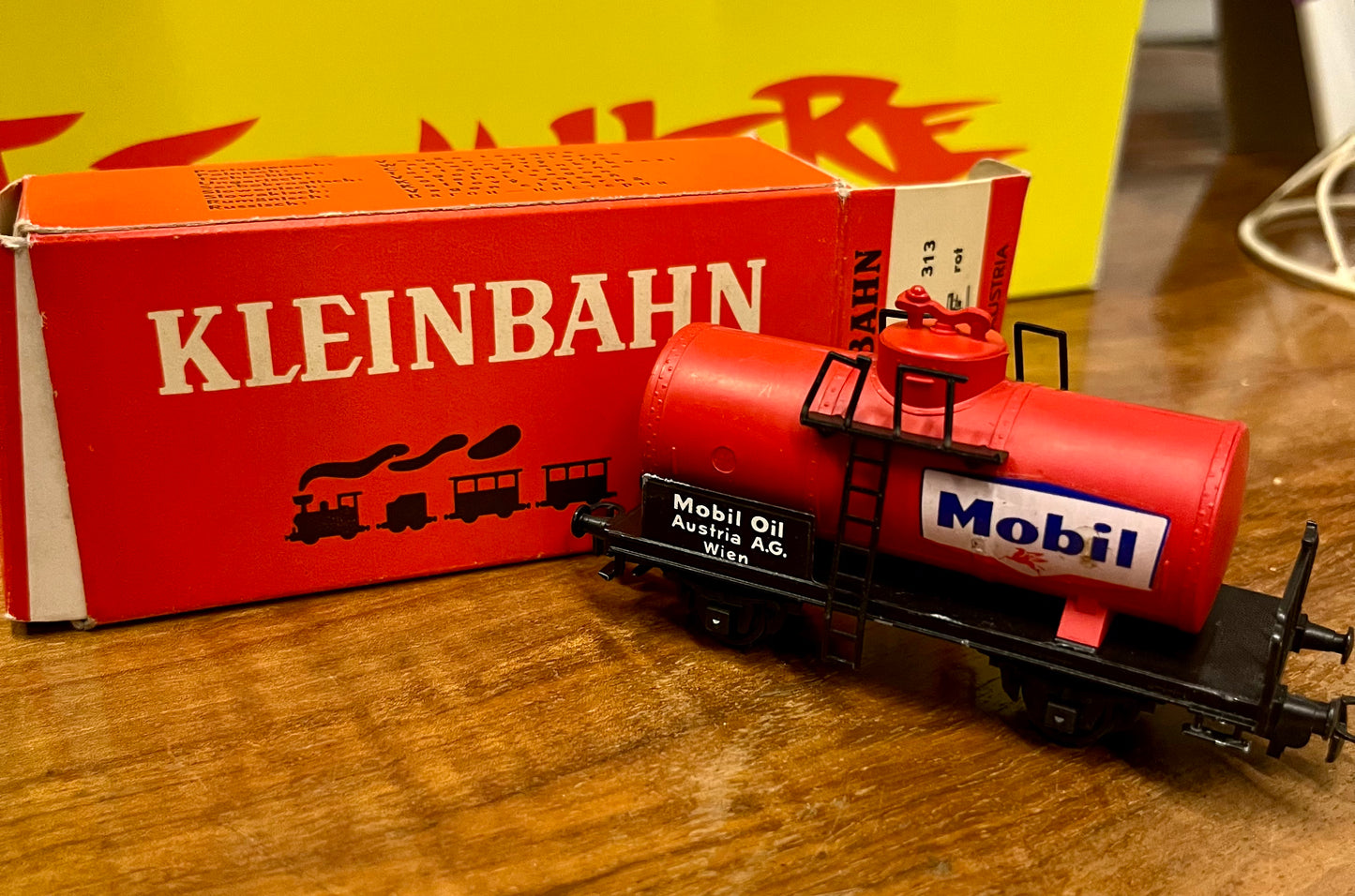 Kleinbahn Tankwagen „Mobil Oil Austria“ – Vintage Spur H0 mit Originalverpackung