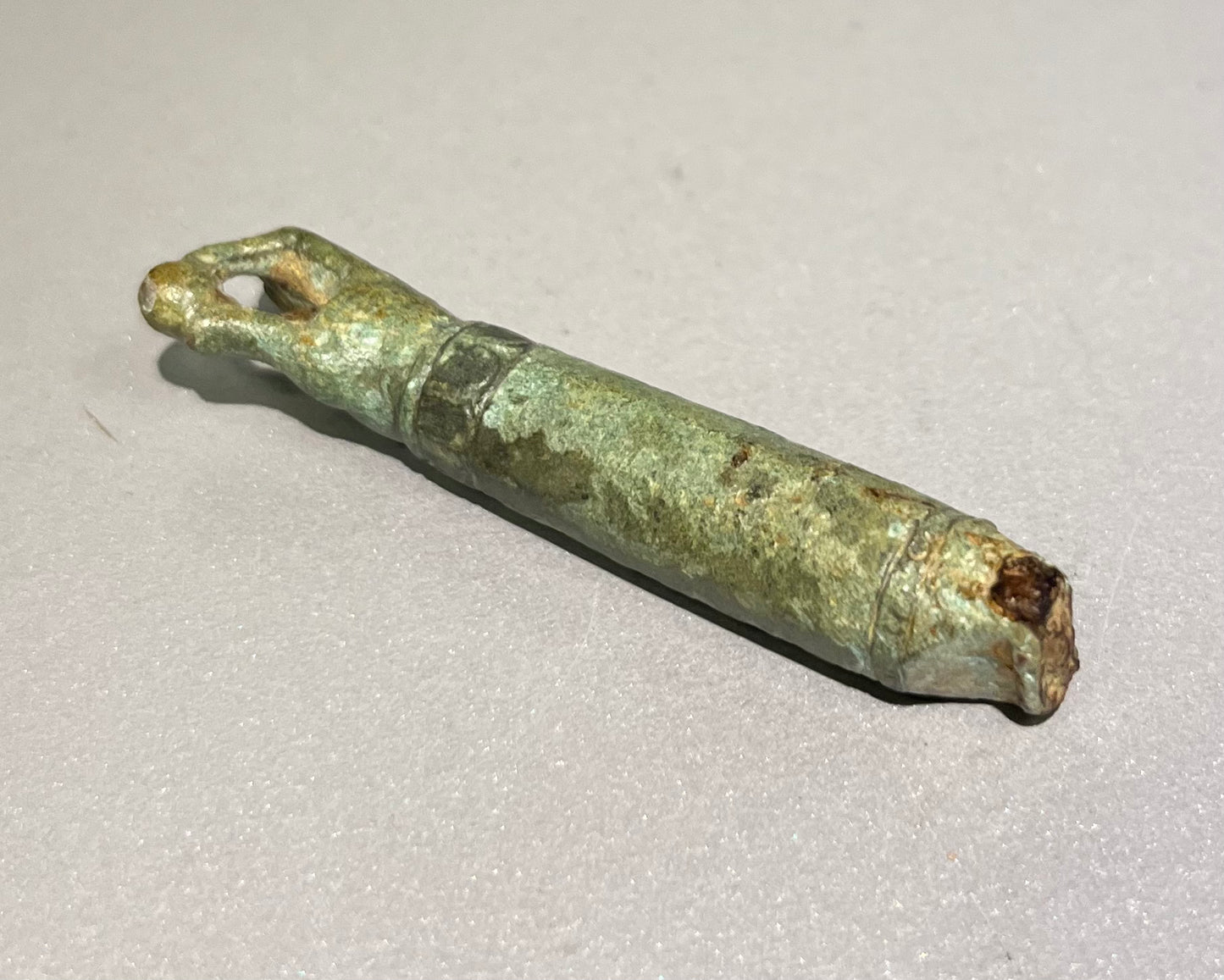 Bronzearm mit Pinienzapfen