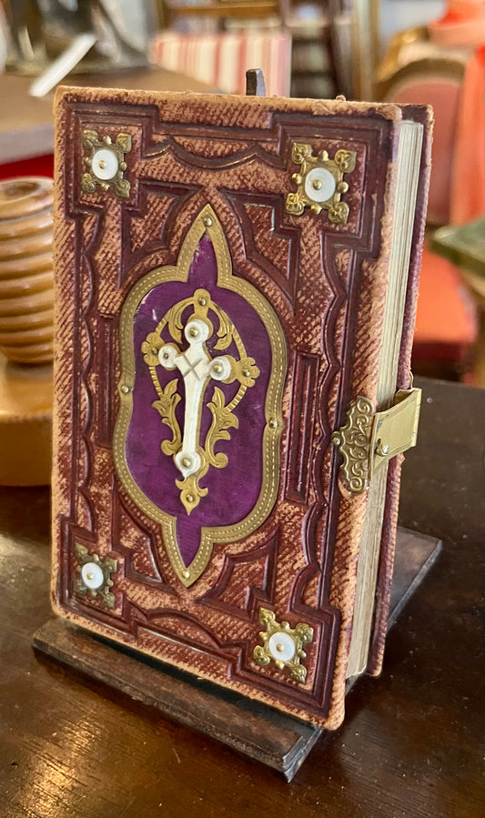 Antike Bibel 19. Jh. – Prachteinband Leder, Messing & Perlmutt