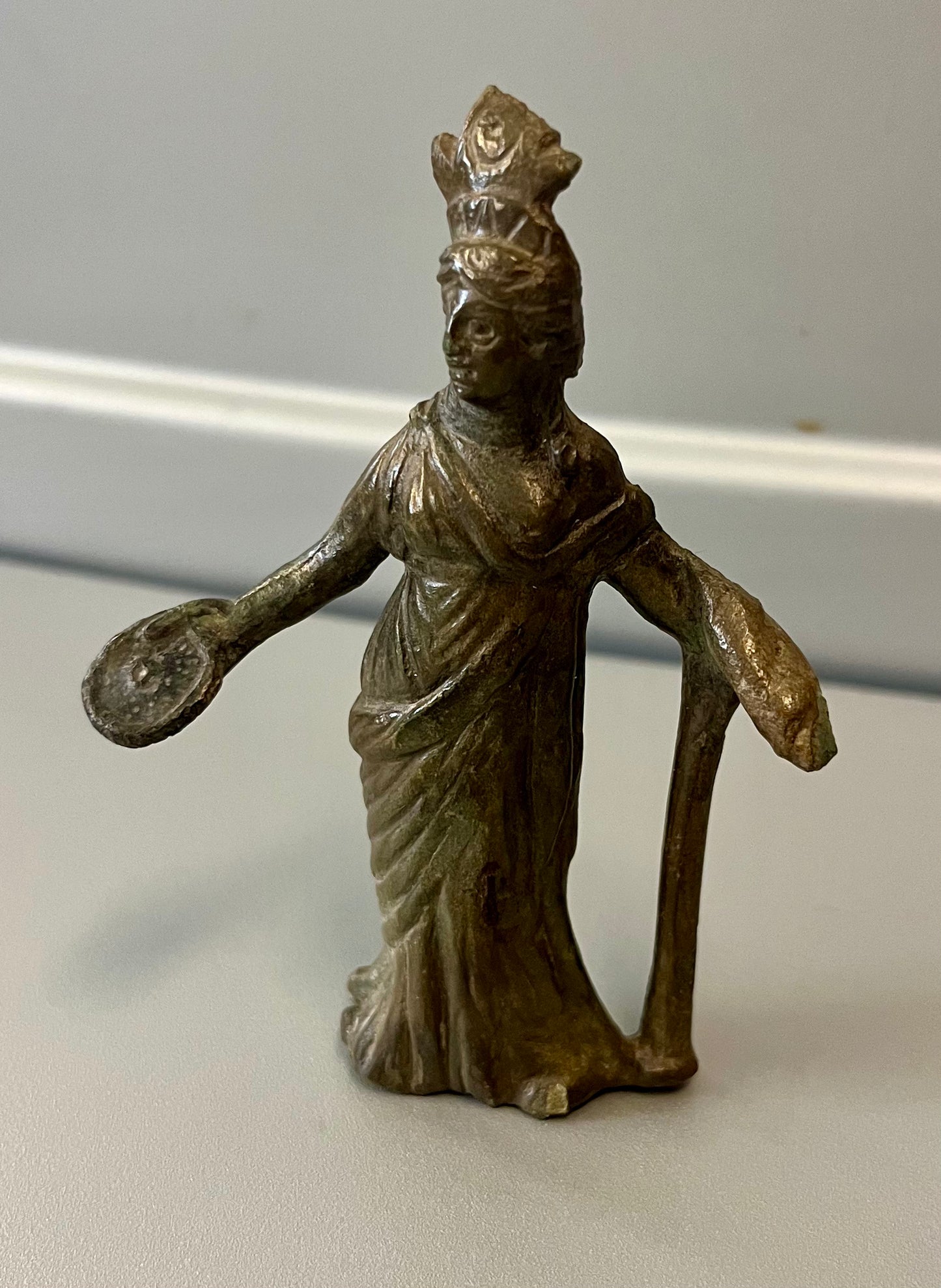 Römische Bronzestatuette der Isis-Fortuna – 3./4. Jh. n. Chr.